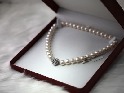 The Elegance of Pearl Jewelry: How to Style It